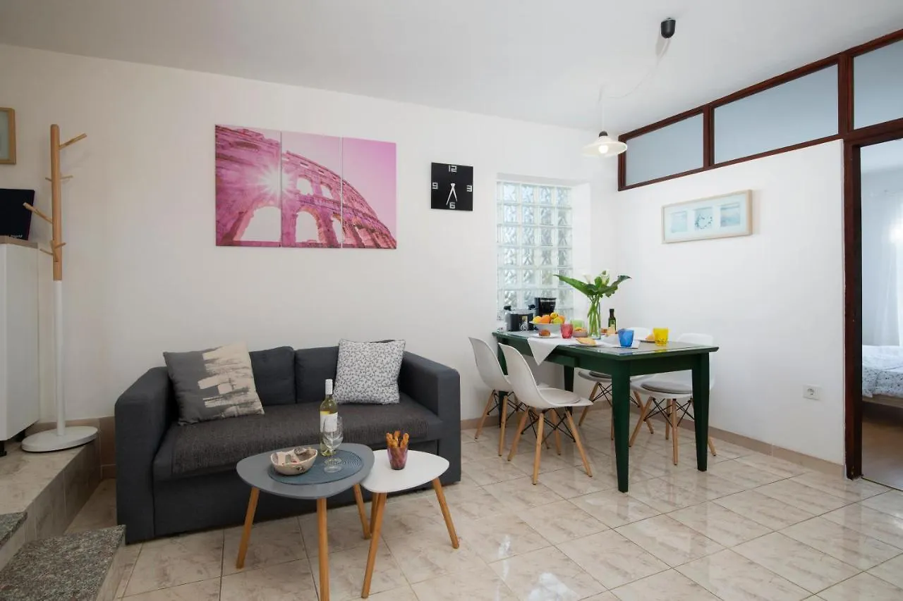 Appartamento House Ingrid Pola